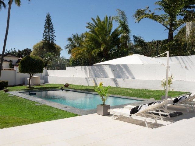 4 Bedrooms Villa in Estepona