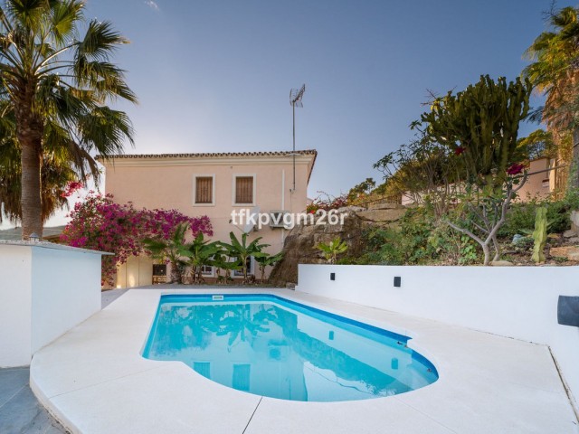 7 Bedrooms Villa in Estepona