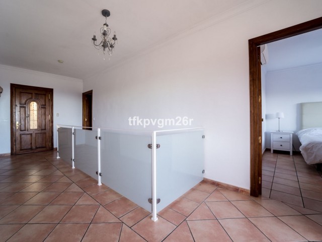 7 Bedrooms Villa in Estepona