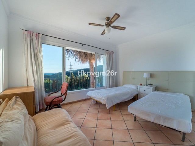 7 Bedrooms Villa in Estepona