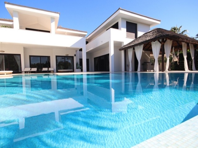 6 Bedrooms Villa in Guadalmina Baja