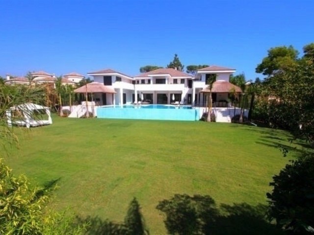 6 Bedrooms Villa in Guadalmina Baja