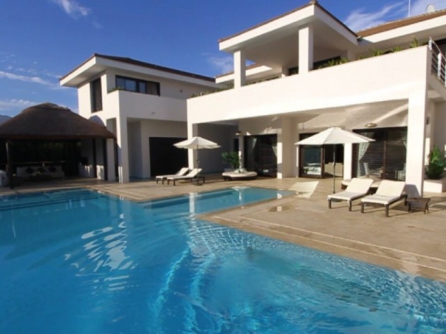 6 Bedrooms Villa in Guadalmina Baja