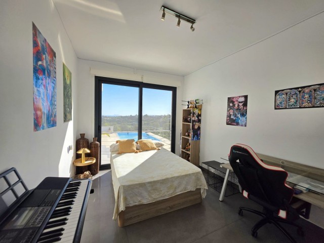 4 Makuuhuoneen Huvila Estepona