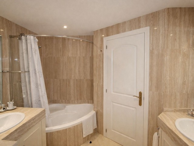 2 Bedrooms Apartment in Elviria