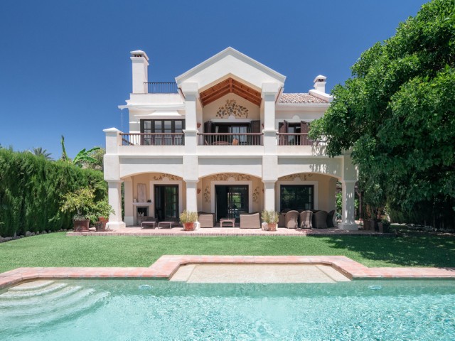 5 Bedrooms Villa in Marbella
