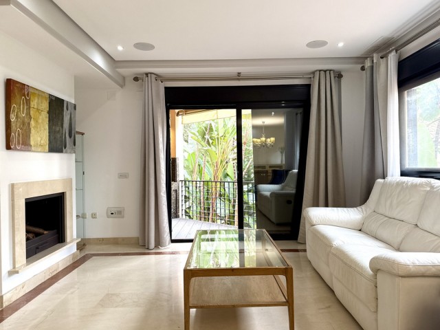 Apartamento con 2 Dormitorios  en Puerto Banús