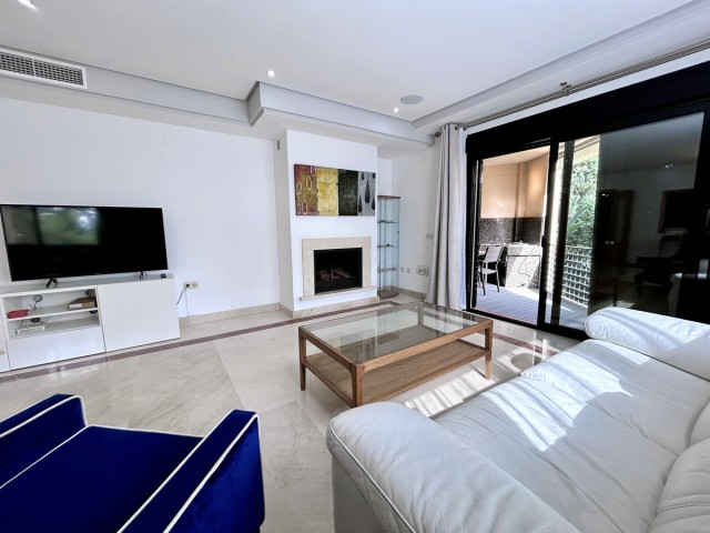 Apartamento con 2 Dormitorios  en Puerto Banús