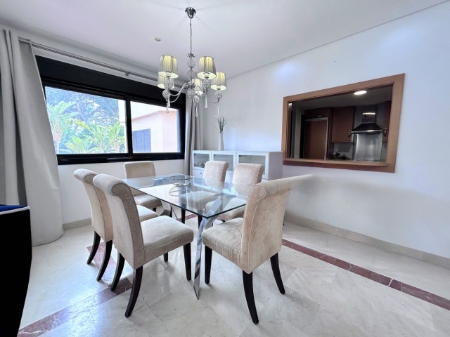 Apartamento con 2 Dormitorios  en Puerto Banús