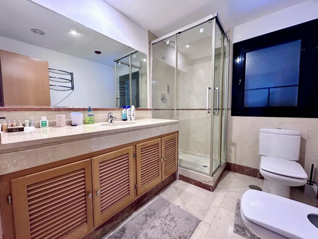 Apartamento con 2 Dormitorios  en Puerto Banús