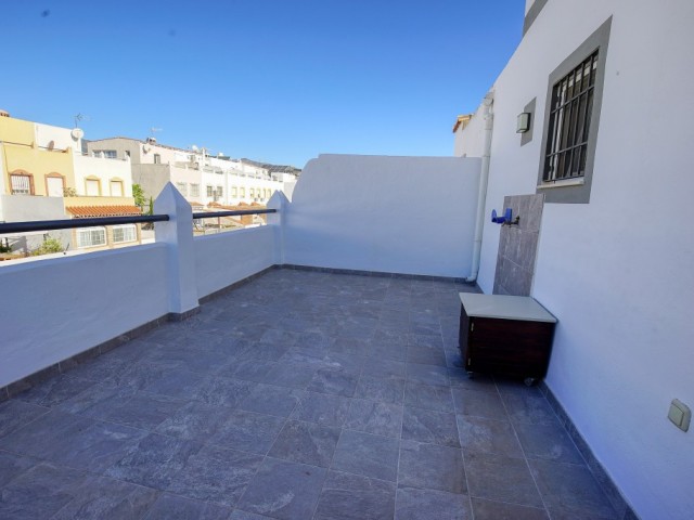 Adosado con 4 Dormitorios  en Estepona