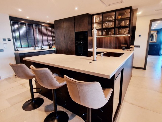 4 Bedrooms Apartment in Marbella