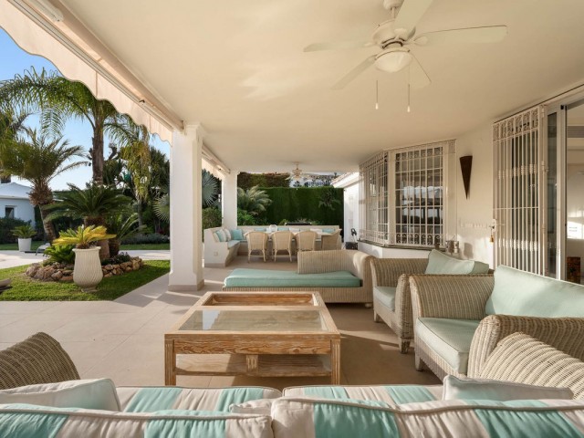 5 Makuuhuoneen Huvila Elviria
