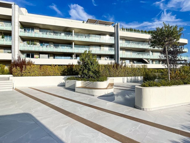 Apartamento con 3 Dormitorios  en San Pedro de Alcántara