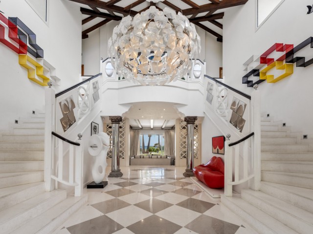 Villa con 9 Dormitorios  en Estepona