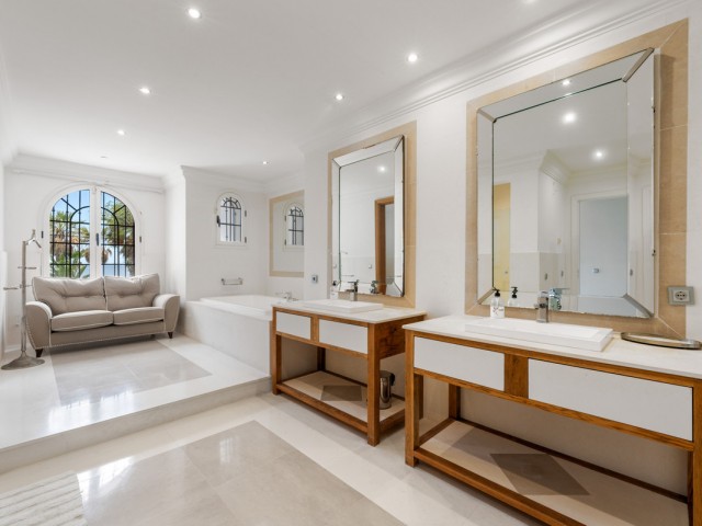 Villa con 9 Dormitorios  en Estepona