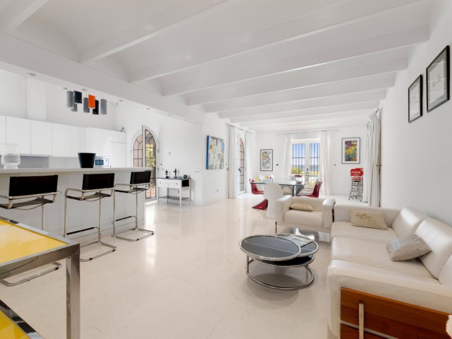 Villa con 9 Dormitorios  en Estepona