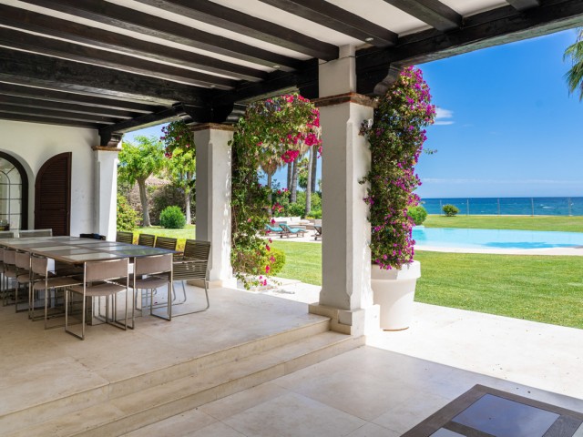 Villa con 9 Dormitorios  en Estepona