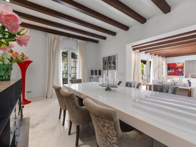 Villa con 9 Dormitorios  en Estepona