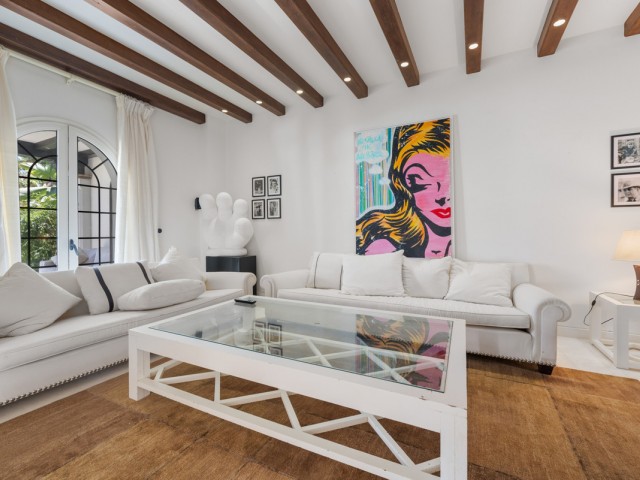 Villa con 9 Dormitorios  en Estepona