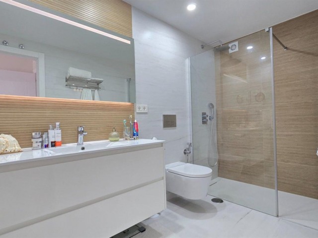 Apartamento con 4 Dormitorios  en Benalmadena