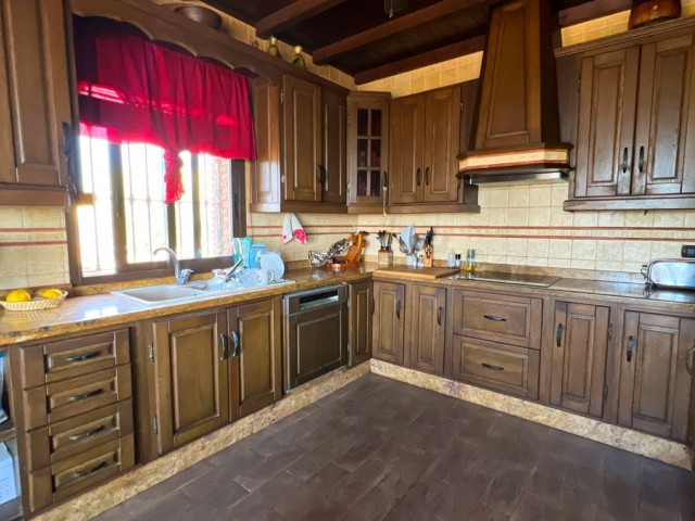 5 Makuuhuoneen Huvila Valtocado