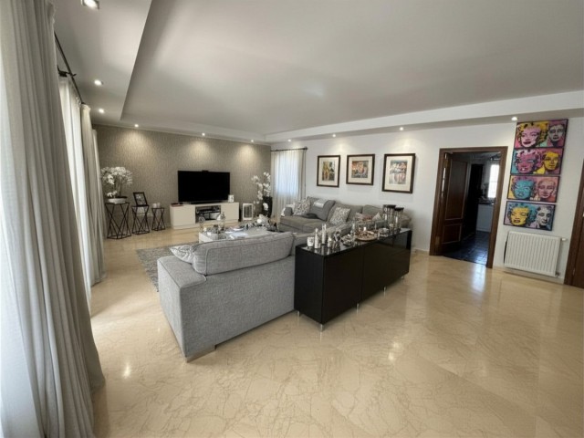 4 Makuuhuoneen Huvila Estepona