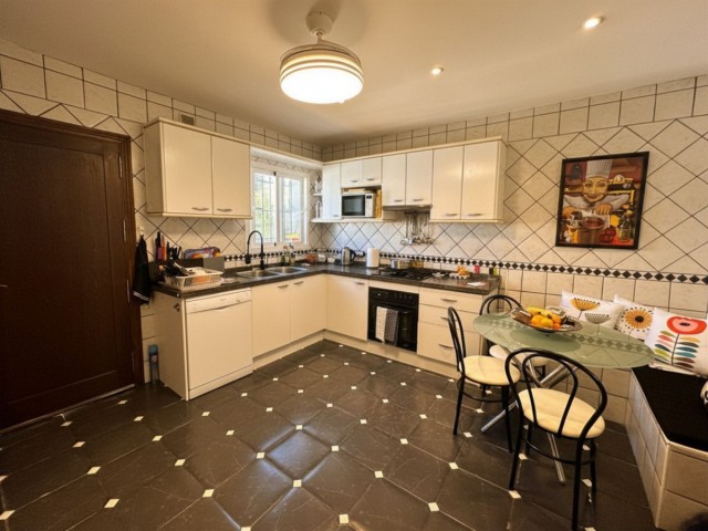 4 Makuuhuoneen Huvila Estepona