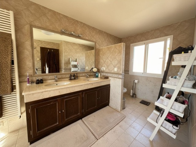 4 Makuuhuoneen Huvila Estepona