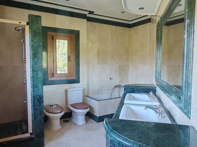 5 Makuuhuoneen Huvila Estepona