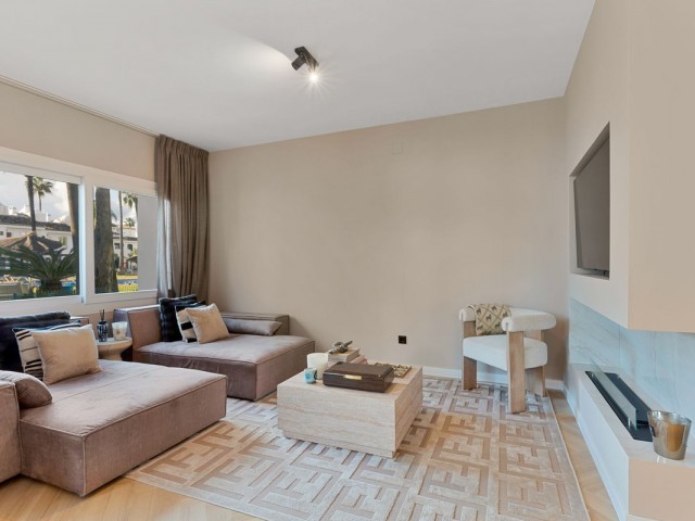 Adosado con 4 Dormitorios  en Guadalmina Baja