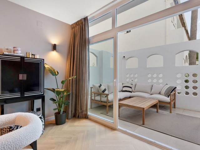 Adosado con 4 Dormitorios  en Guadalmina Baja