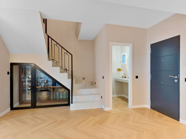 Adosado con 4 Dormitorios  en Guadalmina Baja