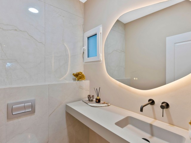 Adosado con 4 Dormitorios  en Guadalmina Baja