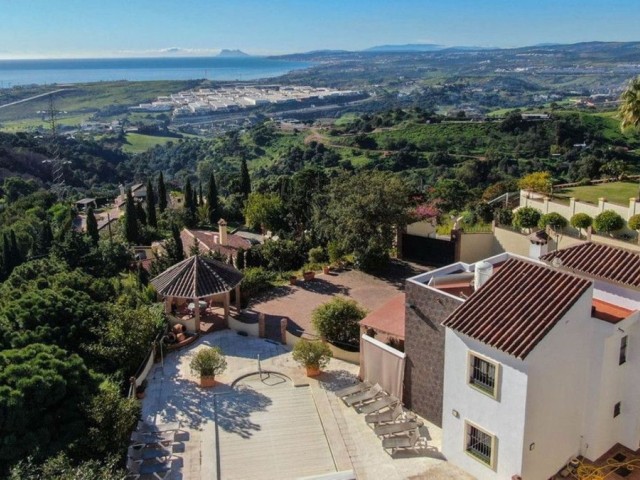 6 Makuuhuoneen Huvila Estepona