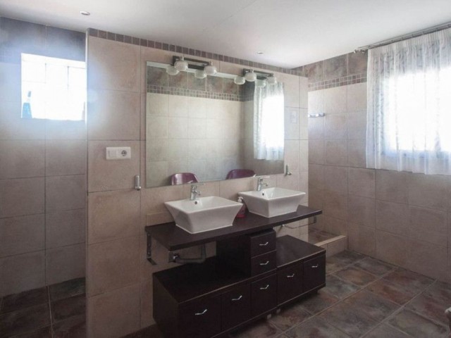 6 Makuuhuoneen Huvila Estepona