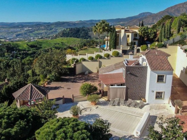 6 Makuuhuoneen Huvila Estepona