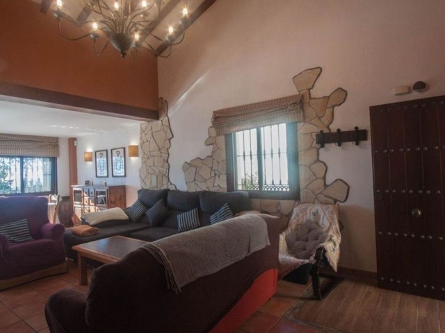 6 Makuuhuoneen Huvila Estepona