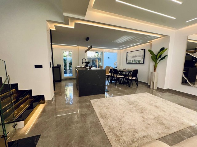 Maison mitoyenne avec 3 Chambres  à Marbella