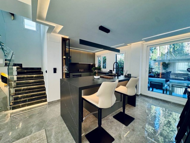 Maison mitoyenne avec 3 Chambres  à Marbella