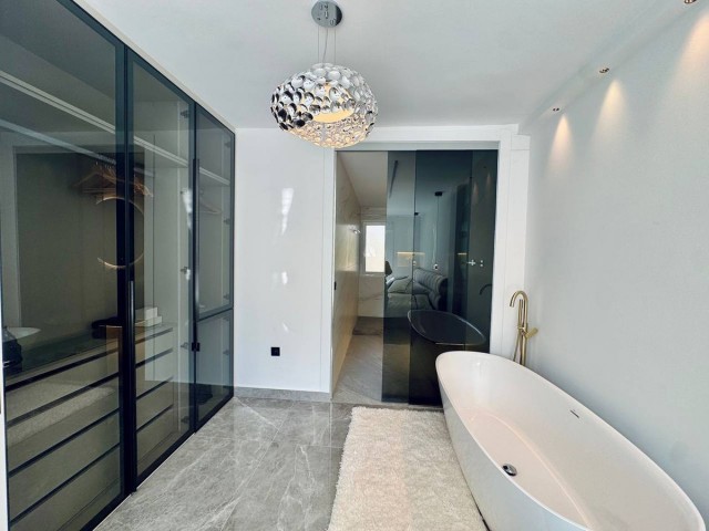 Maison mitoyenne avec 3 Chambres  à Marbella