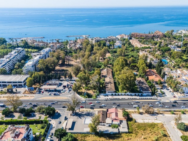 Comercial con 3 Dormitorios  en Puerto Banús