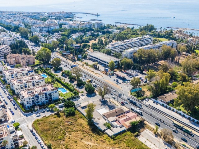 Comercial con 3 Dormitorios  en Puerto Banús