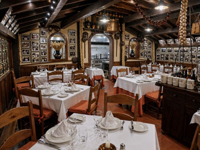 Comercial con 3 Dormitorios  en Puerto Banús