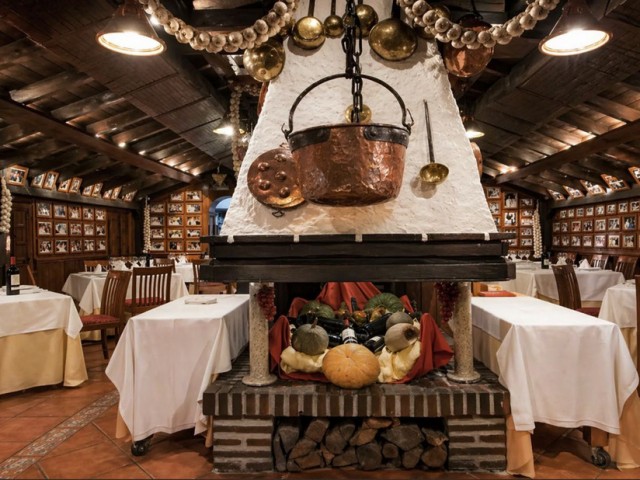 Comercial con 3 Dormitorios  en Puerto Banús