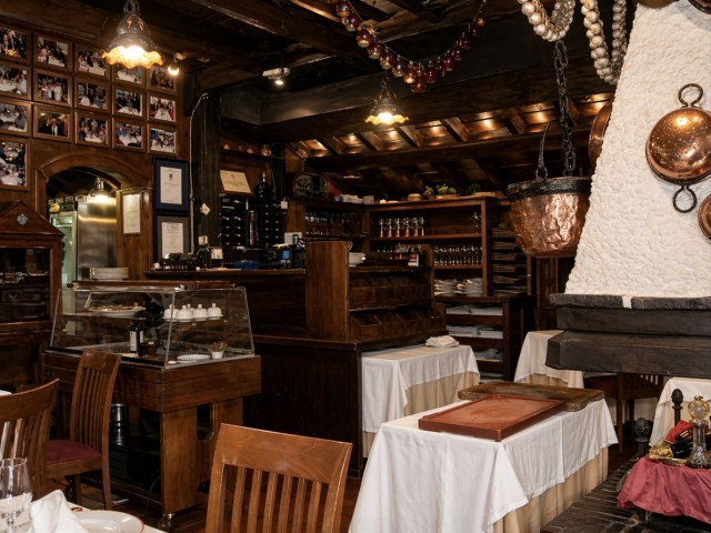 Comercial con 3 Dormitorios  en Puerto Banús