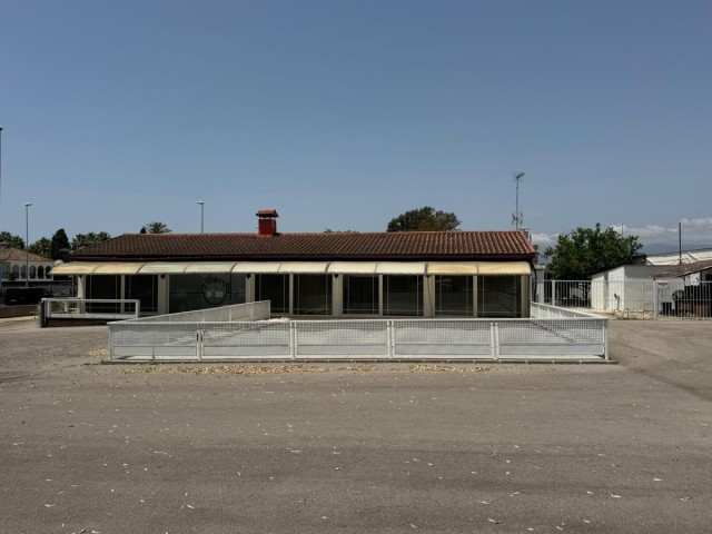 Comercial con 3 Dormitorios  en Puerto Banús