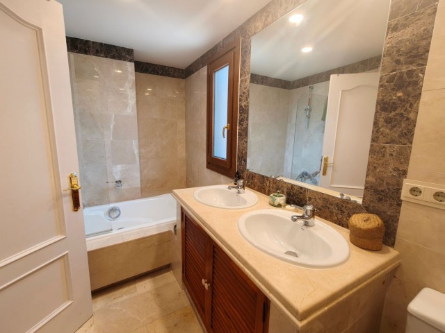 Maison mitoyenne avec 3 Chambres  à La Alcaidesa