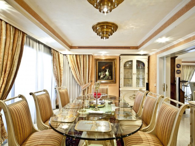 Villa avec 6 Chambres  à Nueva Andalucía