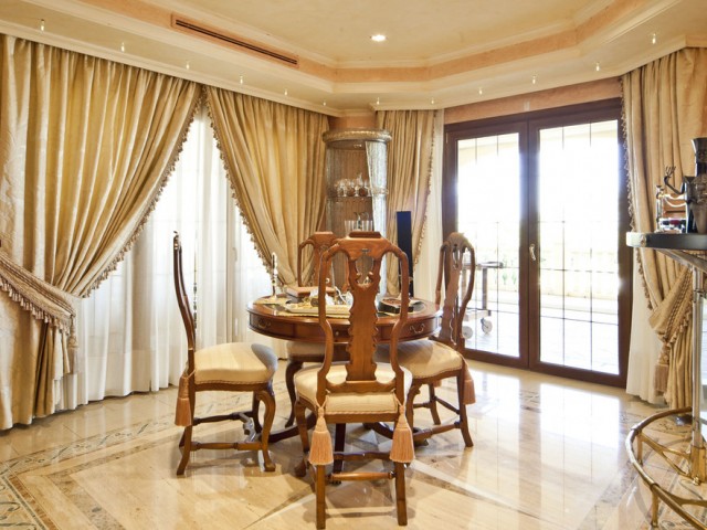 Villa avec 6 Chambres  à Nueva Andalucía